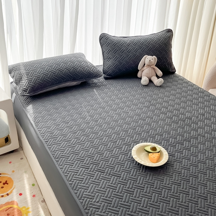 91家纺网 家纺一手货源 找家纺 欧邦 2025新款四季款纯色水洗棉夹棉床笠床垫保护罩-场景二 条格-深灰