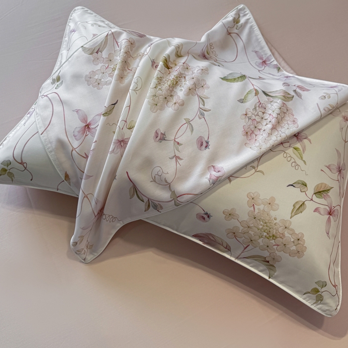 91家纺网 家纺一手货源 找家纺 洺兰家居 2025春夏新款100支莱赛尔天丝贡缎数码印花麻绳款四件套高端礼盒 绣球花语粉