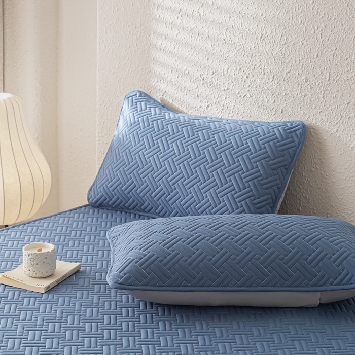 91家纺网 家纺一手货源 找家纺 欧邦 2025新款四季款纯色水洗棉夹棉床笠床垫保护罩-场景一 条格-宝蓝