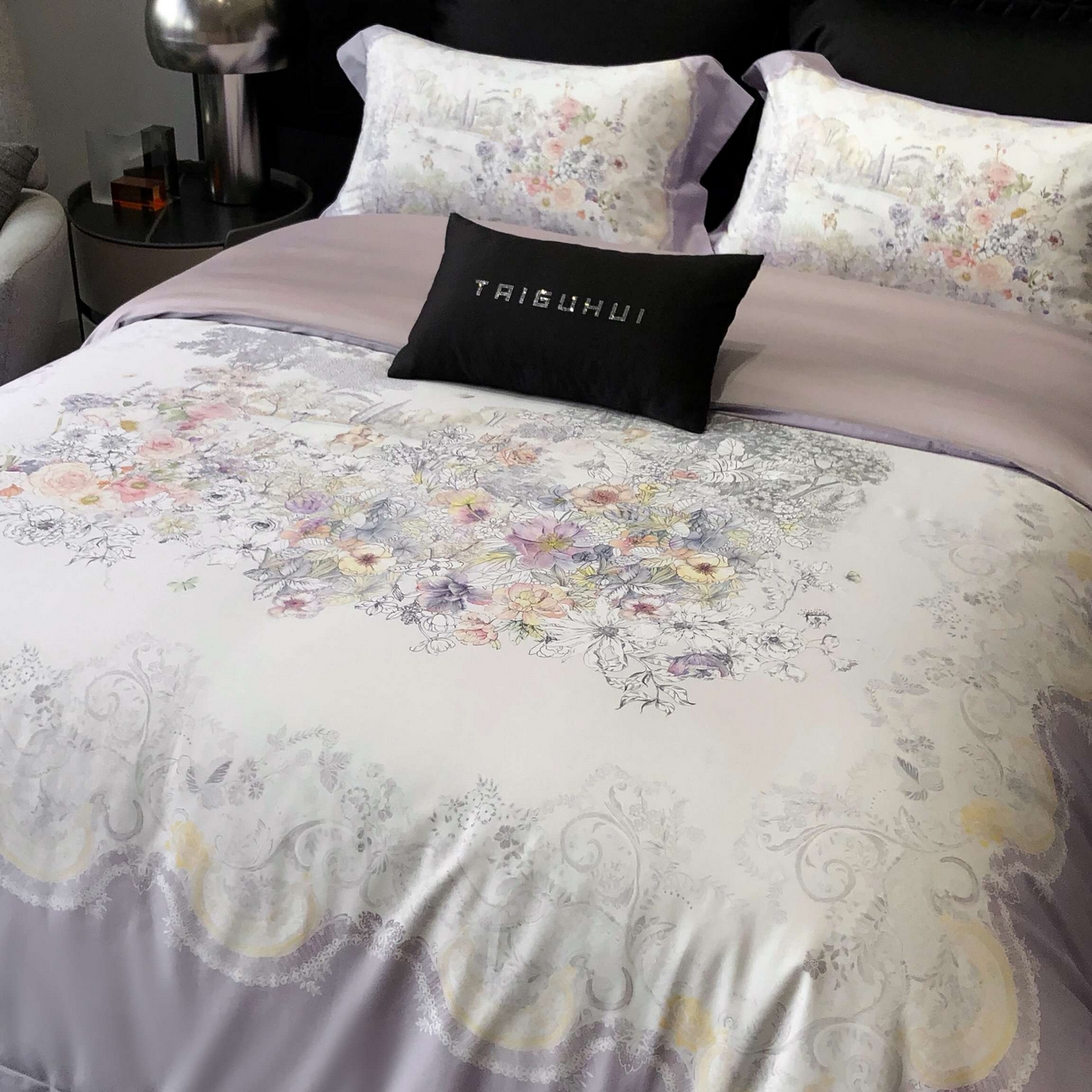 91家纺网 家纺一手货源 找家纺 2025新款高支高密长绒棉大版数码印花双拼系列四件套【券后不低于388】 露西娅-烟紫