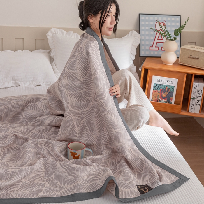 91家纺网 家纺一手货源 找家纺 2025新款A类纯棉针织三层纱提花多功能毯 灰色-暗香