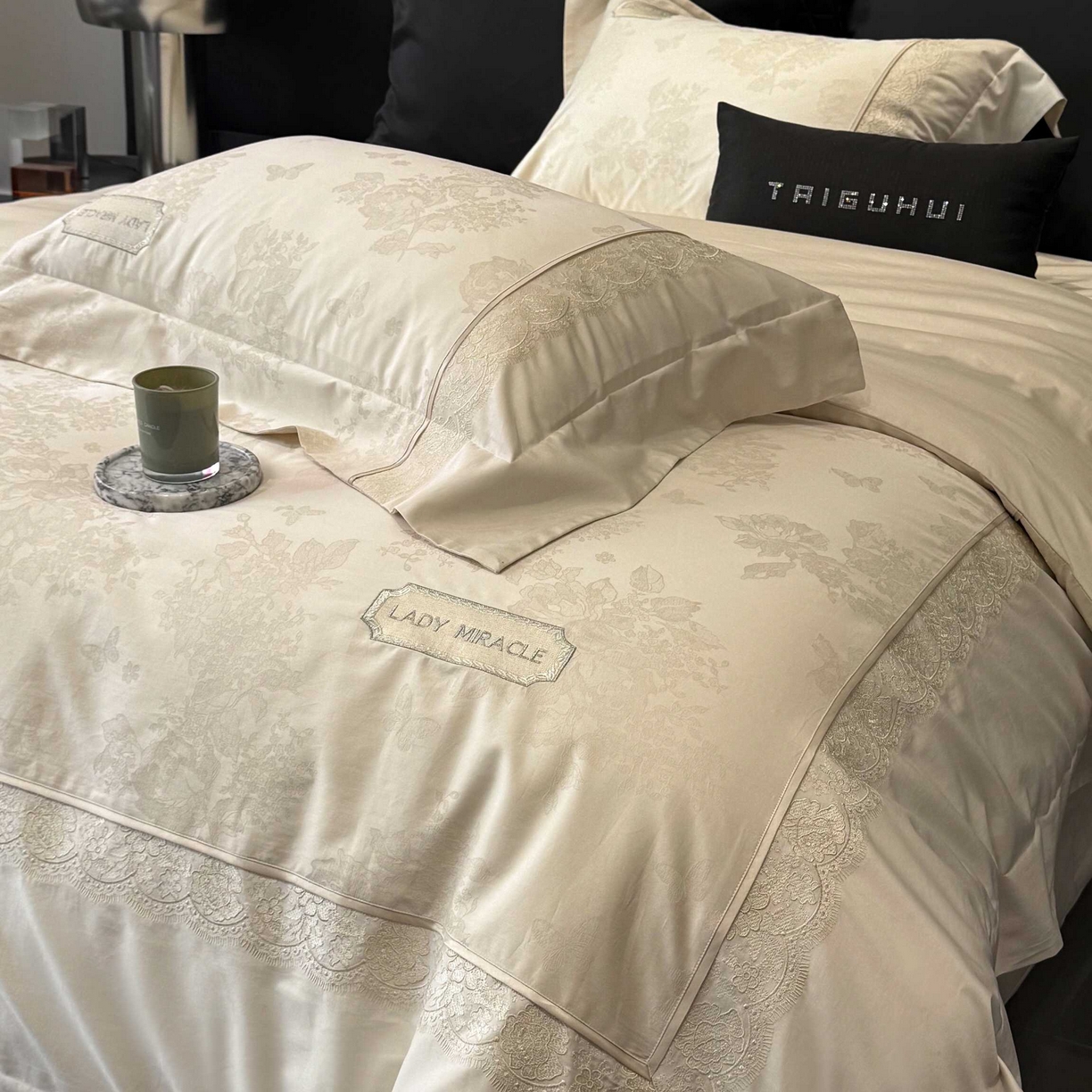 91家纺网 家纺一手货源 找家纺 太古汇家居 2025新款全棉提花绣花“伊莎贝拉”系列四件套 伊莎贝拉-米金色