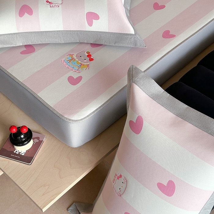 91家纺网 家纺一手货源 找家纺 Sweet dreams甜梦 2025新款母婴级7A抗菌养生冰藤席席子凉席-影棚2床笠款 蛋糕猫猫