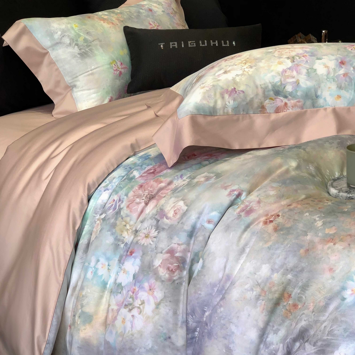 91家纺网 家纺一手货源 找家纺 2025新款高支高密长绒棉专版数码印花双拼系列四件套-卡梅伦【券后不低于378】 棉沐苒-粉