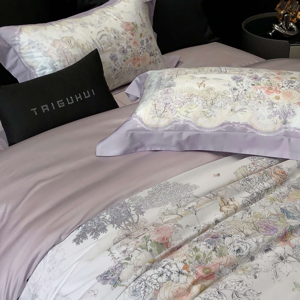 91家纺网 家纺一手货源 找家纺 2025新款高支高密长绒棉大版数码印花双拼系列四件套【券后不低于388】 露西娅-烟紫