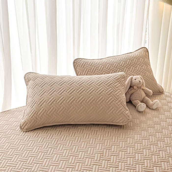 91家纺网 家纺一手货源 找家纺 欧邦 2025新款四季款纯色水洗棉夹棉床笠床垫保护罩-场景二 条格-卡其