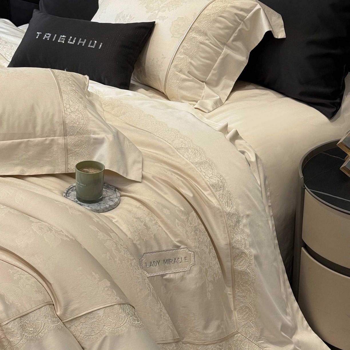 91家纺网 家纺一手货源 找家纺 太古汇家居 2025新款全棉提花绣花“伊莎贝拉”系列四件套 伊莎贝拉-米金色