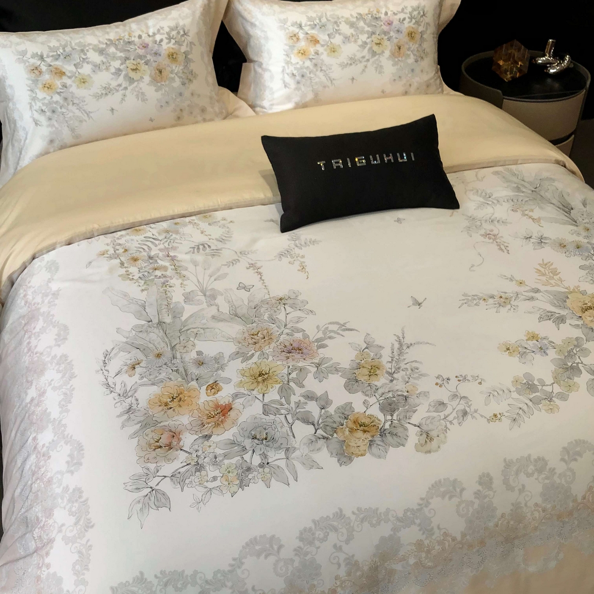 91家纺网 家纺一手货源 找家纺 2025新款高支高密长绒棉大版数码印花双拼系列四件套【券后不低于388】 一路繁花-米黄