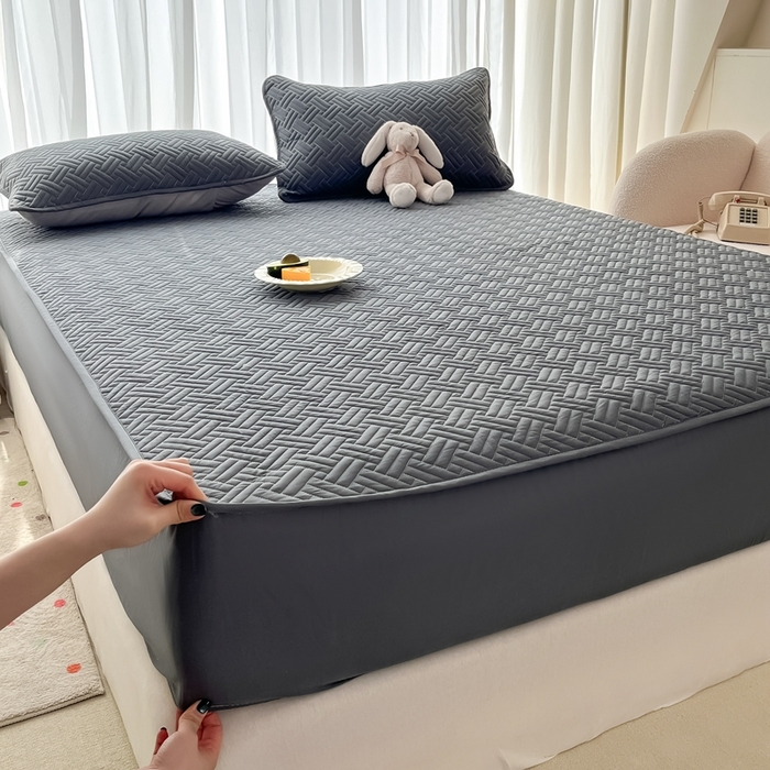 91家纺网 家纺一手货源 找家纺 欧邦 2025新款四季款纯色水洗棉夹棉床笠床垫保护罩-场景二 条格-深灰