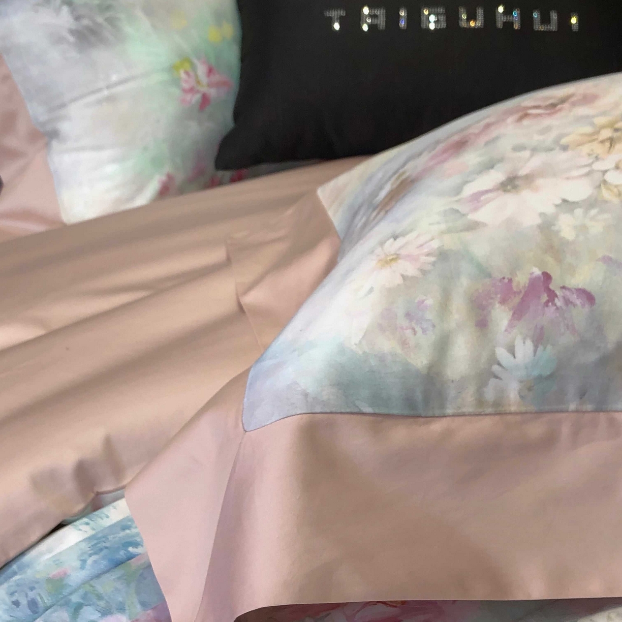 91家纺网 家纺一手货源 找家纺 2025新款高支高密长绒棉专版数码印花双拼系列四件套-卡梅伦【券后不低于378】 棉沐苒-粉