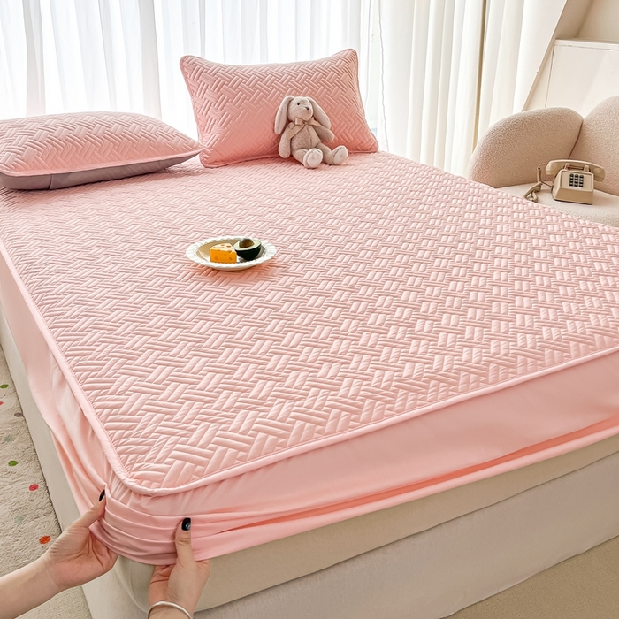 91家纺网 家纺一手货源 找家纺 欧邦 2025新款四季款纯色水洗棉夹棉床笠床垫保护罩-场景一 条格-粉玉