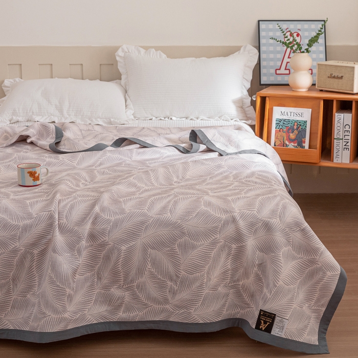 91家纺网 家纺一手货源 找家纺 2025新款A类纯棉针织三层纱提花多功能毯 灰色-暗香