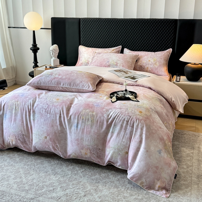 91家纺网 家纺一手货源 找家纺 芊寻家居 2025春夏新款50支莱赛尔天丝贡缎数码印花麻绳款四件套高端礼盒 漫野粉