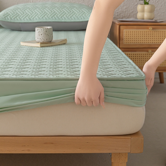 91家纺网 家纺一手货源 找家纺 欧邦 2025新款四季款纯色水洗棉夹棉床笠床垫保护罩-场景一 条格-水绿
