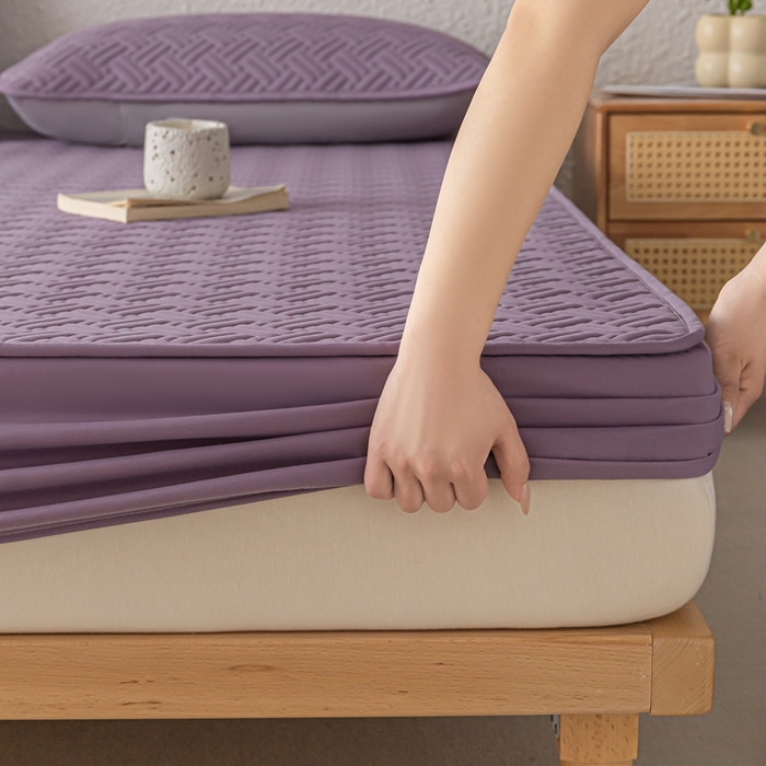 91家纺网 家纺一手货源 找家纺 欧邦 2025新款四季款纯色水洗棉夹棉床笠床垫保护罩-场景一 条格-魅紫