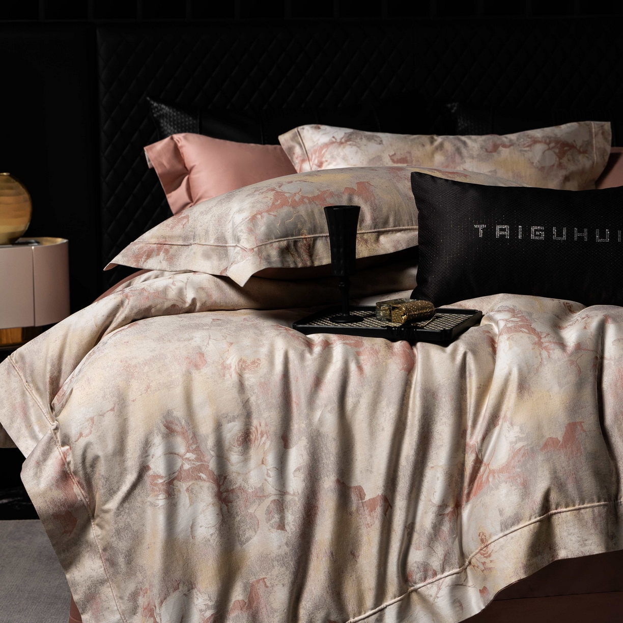 91家纺网 家纺一手货源 找家纺 2025新款全棉色织大提花系列双拼系列四件套 西西里