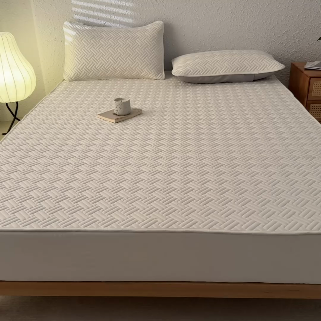 91家纺网 家纺一手货源 找家纺 欧邦 2025新款四季款纯色水洗棉夹棉床笠床垫保护罩-场景一 条格-中灰