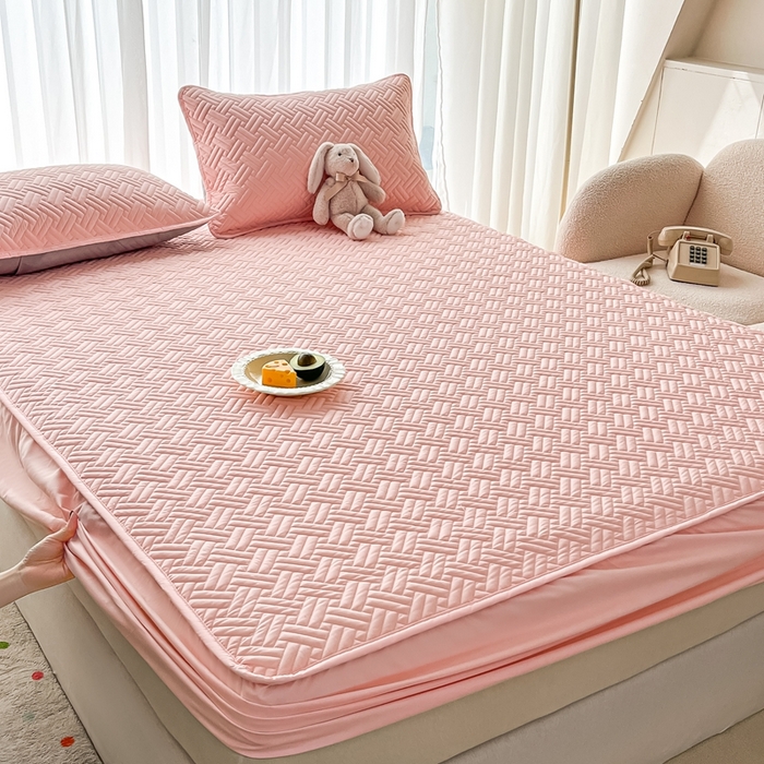 91家纺网 家纺一手货源 找家纺 欧邦 2025新款四季款纯色水洗棉夹棉床笠床垫保护罩-场景一 条格-粉玉