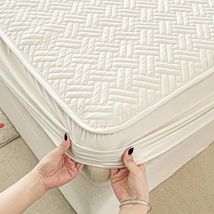 91家纺网 家纺一手货源 找家纺 欧邦 2025新款四季款纯色水洗棉夹棉床笠床垫保护罩-场景二 条格-白色