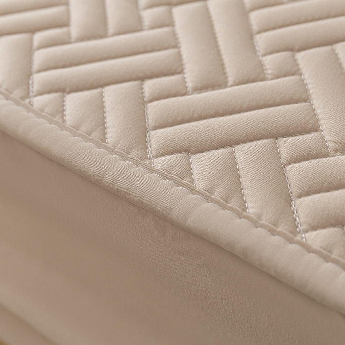 91家纺网 家纺一手货源 找家纺 欧邦 2025新款四季款纯色水洗棉夹棉床笠床垫保护罩-场景一 条格-卡其