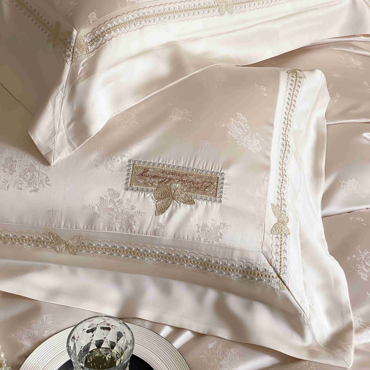 91家纺网 家纺一手货源 找家纺 太古汇家居 2025新款兰精天丝高精密提花-绣花“花间蝶影”系列  花间蝶影-香槟