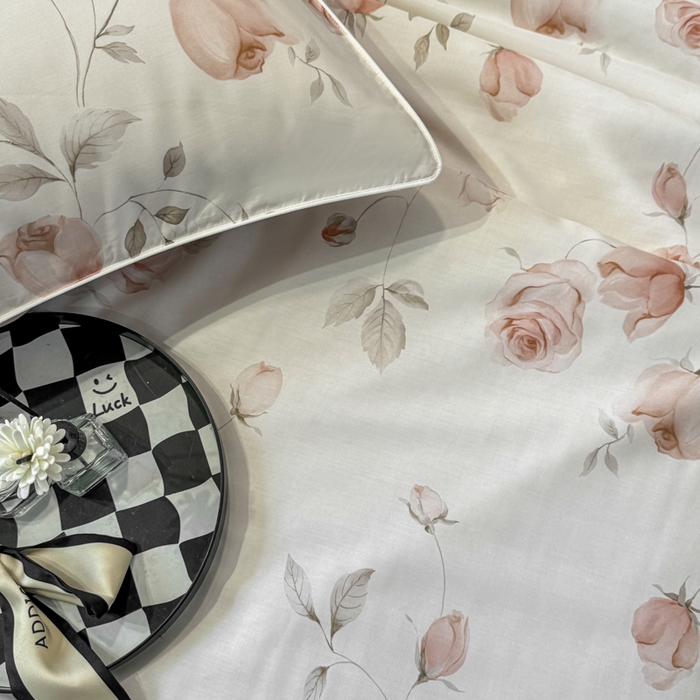 91家纺网 家纺一手货源 找家纺 芊寻家居 2025春夏新款50支莱赛尔天丝贡缎数码印花麻绳款四件套高端礼盒 花意盈香粉