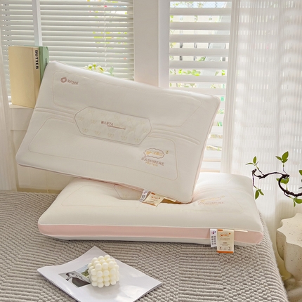 91家纺网 家纺一手货源 找家纺 （总）幸运草 2025新款刺绣羊绒蛋白枕头 成人家用性价比高的枕芯