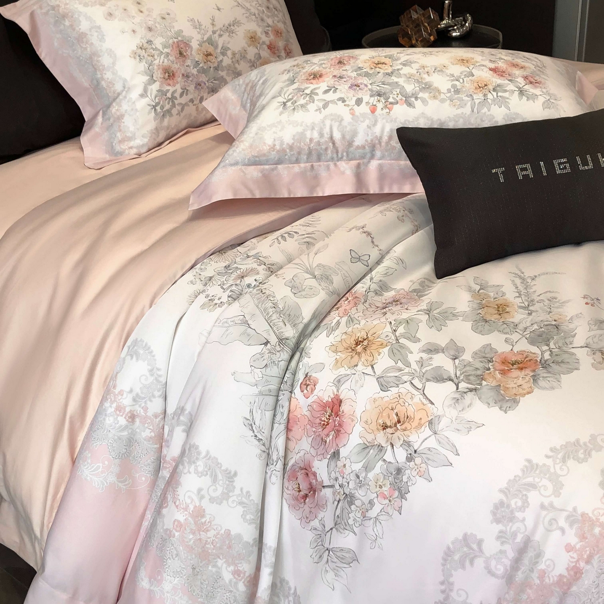 91家纺网 家纺一手货源 找家纺 2025新款高支高密长绒棉大版数码印花双拼系列四件套【券后不低于388】 一路繁花-粉色