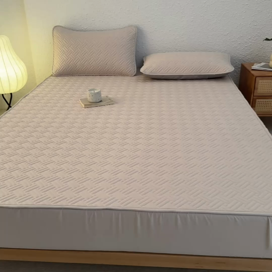 91家纺网 家纺一手货源 找家纺 欧邦 2025新款四季款纯色水洗棉夹棉床笠床垫保护罩-场景一 条格-本白