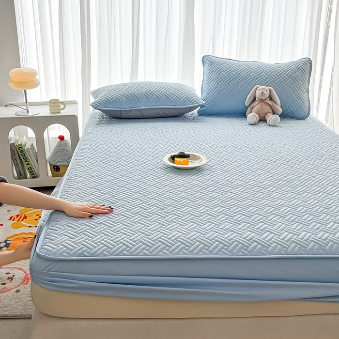 91家纺网 家纺一手货源 找家纺 欧邦 2025新款四季款纯色水洗棉夹棉床笠床垫保护罩-场景二 条格-天蓝