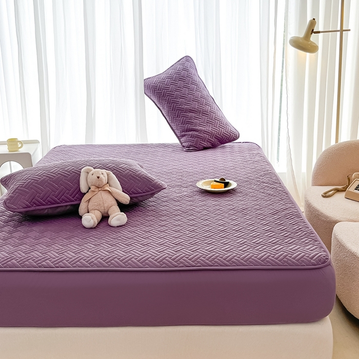 91家纺网 家纺一手货源 找家纺 欧邦 2025新款四季款纯色水洗棉夹棉床笠床垫保护罩-场景二 条格-深紫