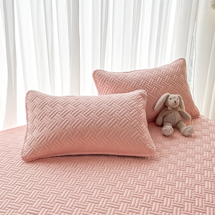 91家纺网 家纺一手货源 找家纺 欧邦 2025新款四季款纯色水洗棉夹棉床笠床垫保护罩-场景一 条格-粉玉