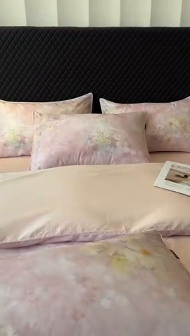 91家纺网 家纺一手货源 找家纺 洺兰家居 2025春夏新款100支莱赛尔天丝贡缎数码印花麻绳款四件套高端礼盒 漫野粉