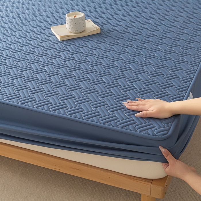 91家纺网 家纺一手货源 找家纺 欧邦 2025新款四季款纯色水洗棉夹棉床笠床垫保护罩-场景一 条格-宝蓝