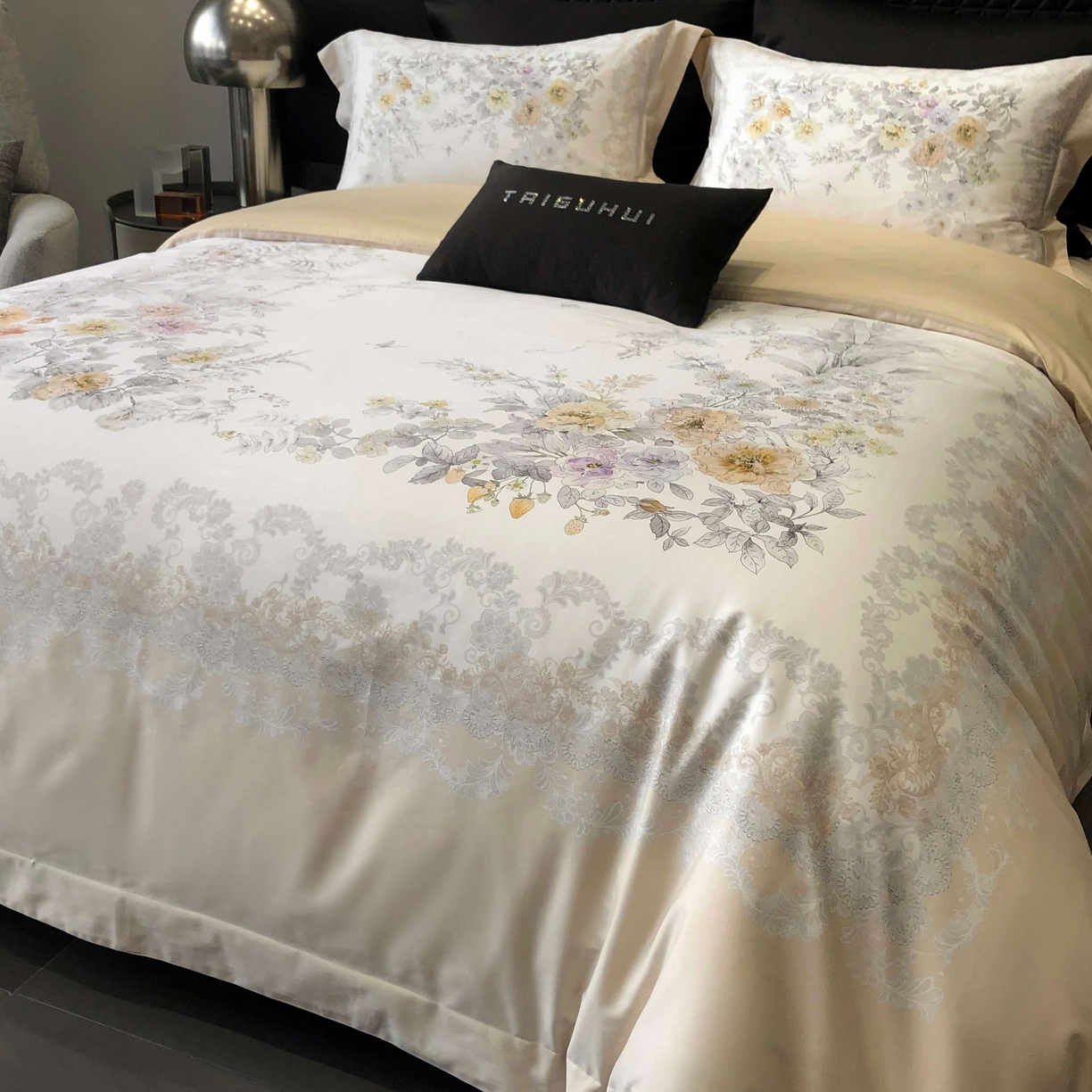 91家纺网 家纺一手货源 找家纺 2025新款高支高密长绒棉大版数码印花双拼系列四件套【券后不低于388】 一路繁花-米黄