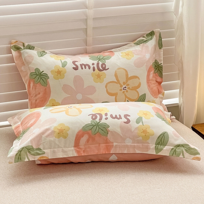 91家纺网 家纺一手货源 找家纺 依庭 2025新款全棉印花花卉款四件套单品系列-单枕套 笑脸草莓