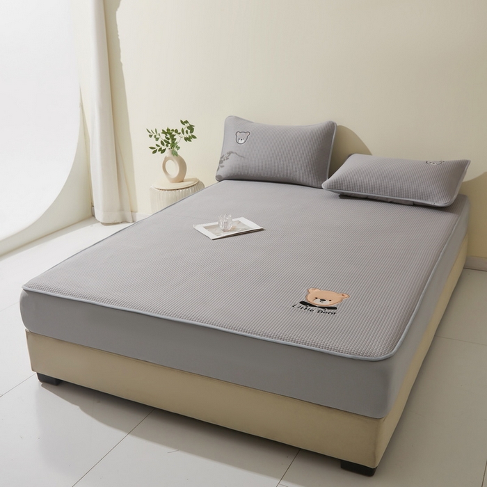 91家纺网 家纺一手货源 找家纺 （总）爱思凯家纺 2025新款【瑞宝熊】PE凉感床笠款冰豆豆软席凉席席子-场景一