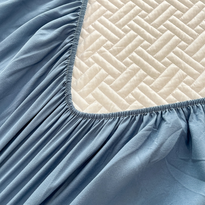91家纺网 家纺一手货源 找家纺 欧邦 2025新款四季款纯色水洗棉夹棉床笠床垫保护罩-场景二 条格-藏蓝