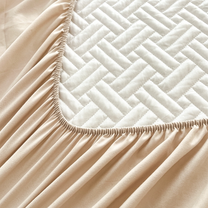 91家纺网 家纺一手货源 找家纺 欧邦 2025新款四季款纯色水洗棉夹棉床笠床垫保护罩-场景二 条格-卡其