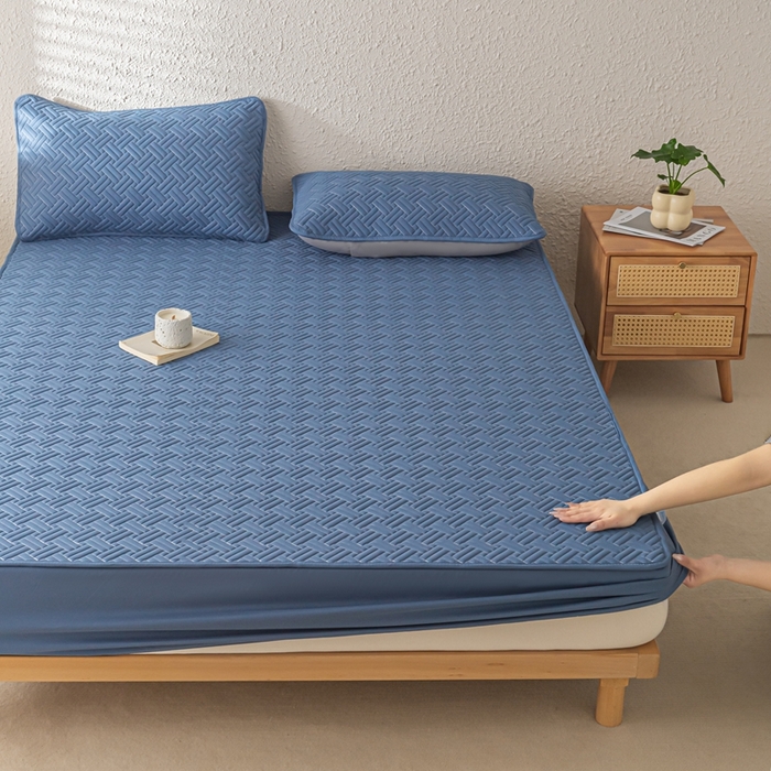 91家纺网 家纺一手货源 找家纺 欧邦 2025新款四季款纯色水洗棉夹棉床笠床垫保护罩-场景一 条格-宝蓝