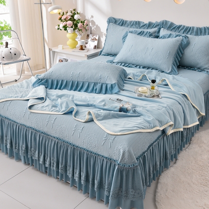 91家纺网 家纺一手货源 找家纺 铠畅家纺 2025新款凉感豆豆床裙夏被四件套--花梦蝶 花梦蝶-兰