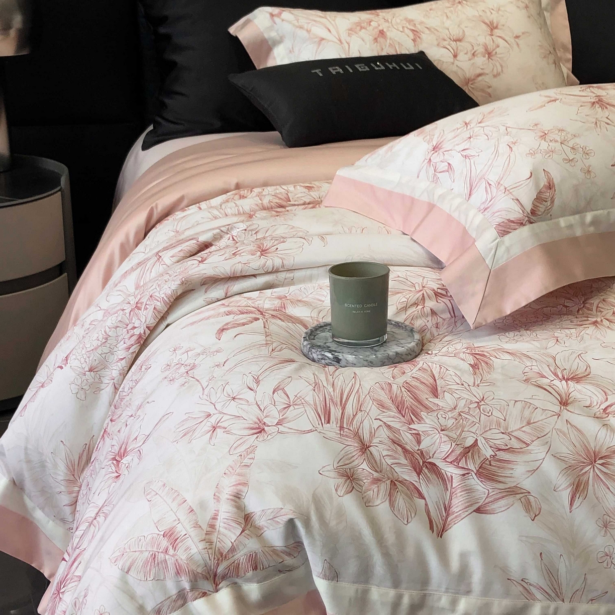 91家纺网 家纺一手货源 找家纺 2025新款高支高密长绒棉专版数码印花双拼系列四件套-卡梅伦【券后不低于378】 卡梅伦-粉