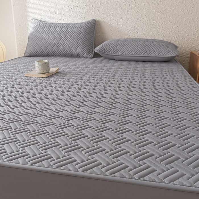 91家纺网 家纺一手货源 找家纺 欧邦 2025新款四季款纯色水洗棉夹棉床笠床垫保护罩-场景一 条格-中灰