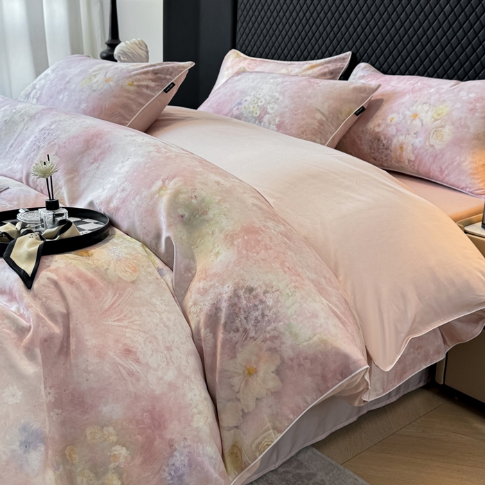 91家纺网 家纺一手货源 找家纺 芊寻家居 2025春夏新款50支莱赛尔天丝贡缎数码印花麻绳款四件套高端礼盒 漫野粉