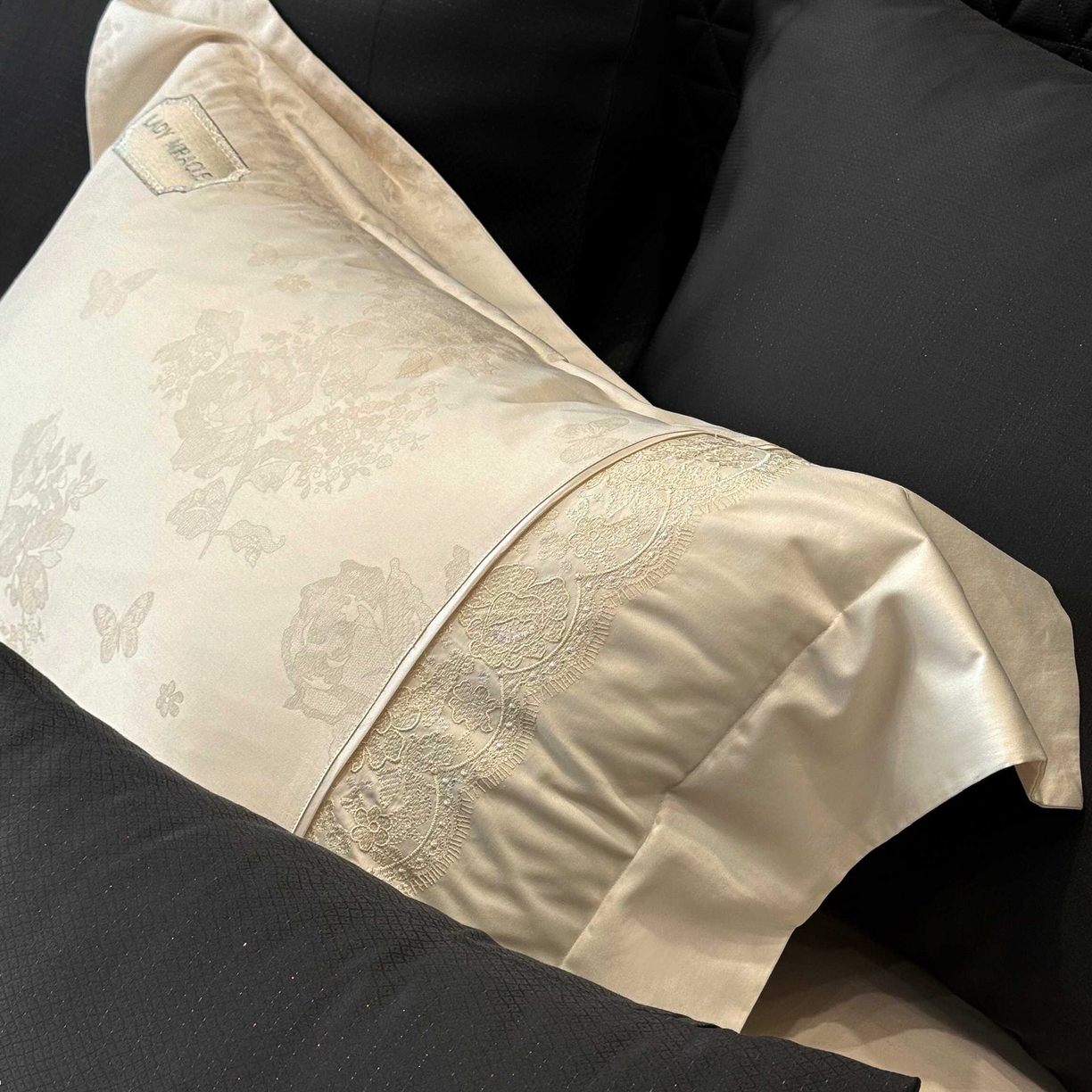 91家纺网 家纺一手货源 找家纺 太古汇家居 2025新款全棉提花绣花“伊莎贝拉”系列四件套 伊莎贝拉-米金色