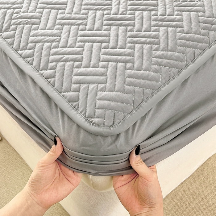 91家纺网 家纺一手货源 找家纺 欧邦 2025新款四季款纯色水洗棉夹棉床笠床垫保护罩-场景二 条格-浅灰