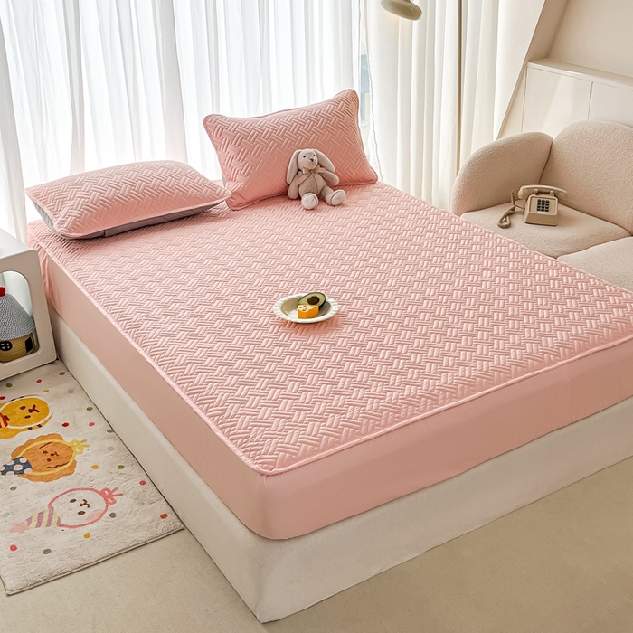 91家纺网 家纺一手货源 找家纺 欧邦 2025新款四季款纯色水洗棉夹棉床笠床垫保护罩-场景二 条格-粉玉