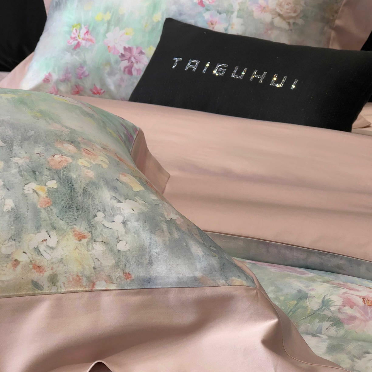 91家纺网 家纺一手货源 找家纺 2025新款高支高密长绒棉专版数码印花双拼系列四件套-卡梅伦【券后不低于378】 棉沐苒-粉