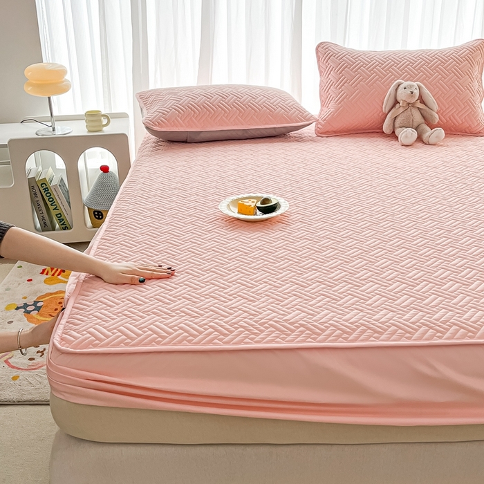 91家纺网 家纺一手货源 找家纺 欧邦 2025新款四季款纯色水洗棉夹棉床笠床垫保护罩-场景二 条格-粉玉