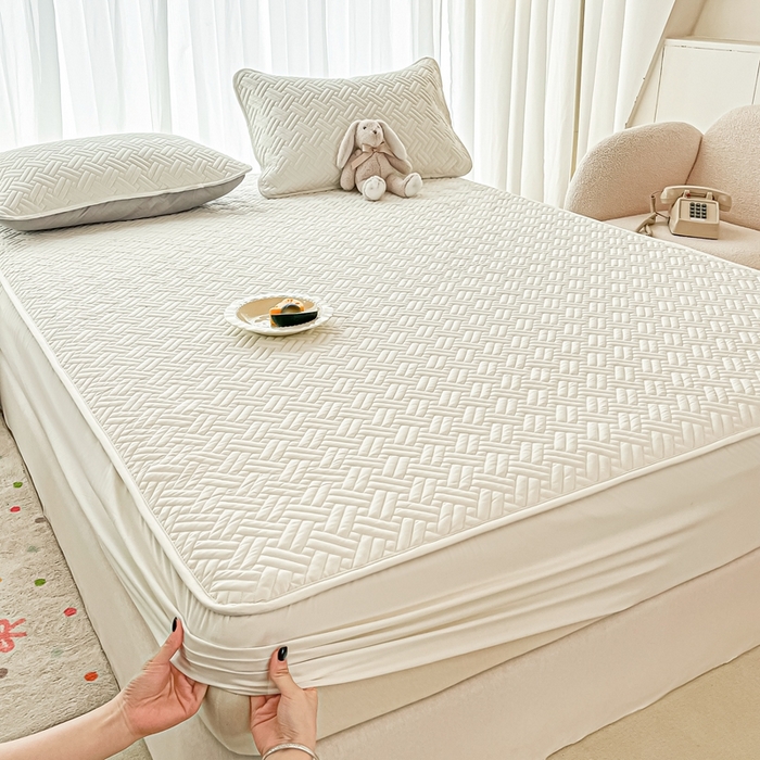 91家纺网 家纺一手货源 找家纺 欧邦 2025新款四季款纯色水洗棉夹棉床笠床垫保护罩-场景二 条格-白色